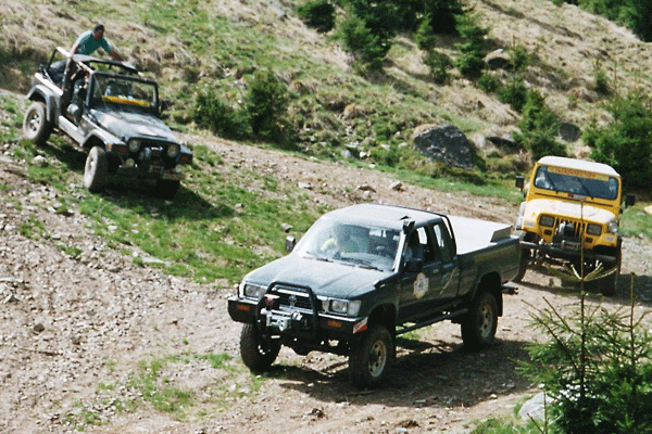3 Geländewagen im Hang