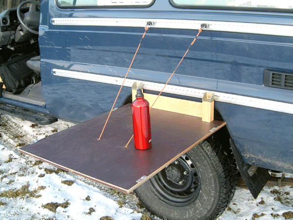 Tisch außen am Auto