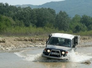 HZJ78 fährt im Fluss